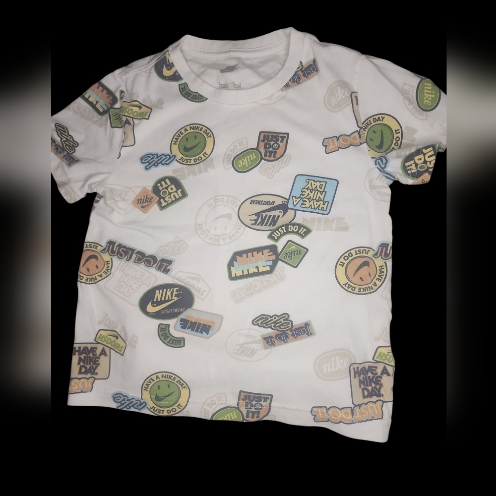 Nike Size 7 White Tee with Graphic Designs and Gray Dri Fit Nike Shorts 6/M - Picture 2 of 6